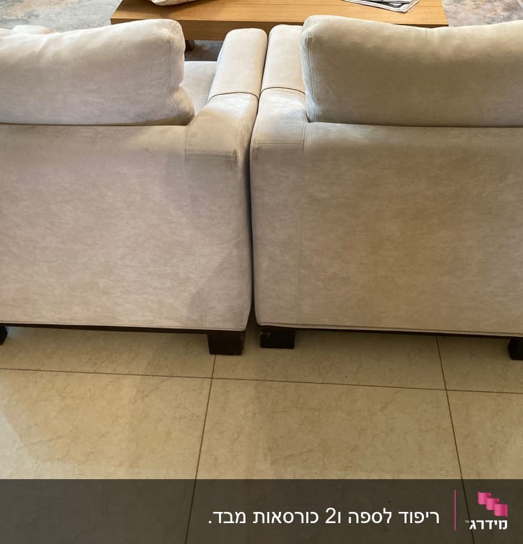 שתי ספות מרופדות בבד בהיר עם רגלי עץ כהות